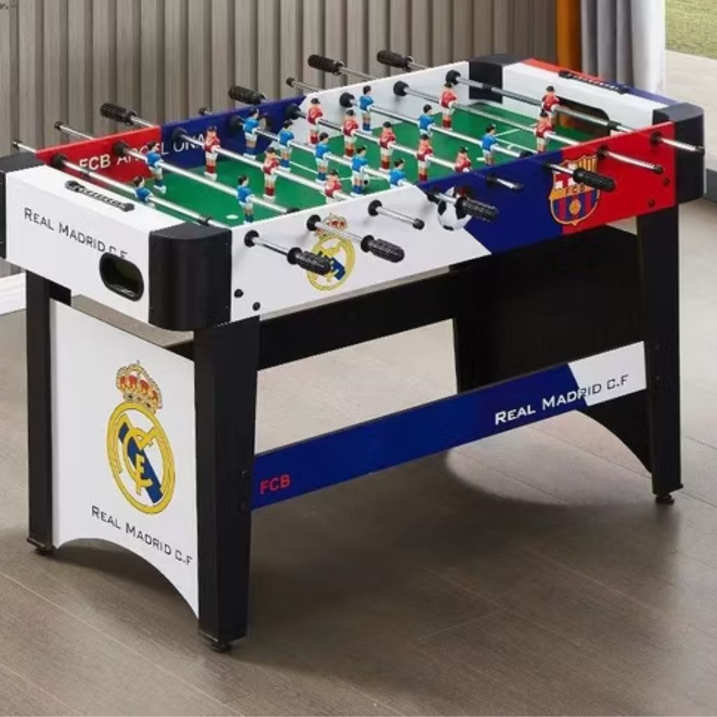 Futbolín en salón visto de lado