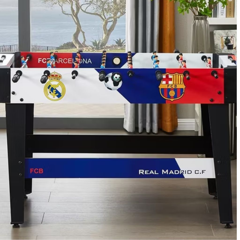 Futbolín en salón visto de frente